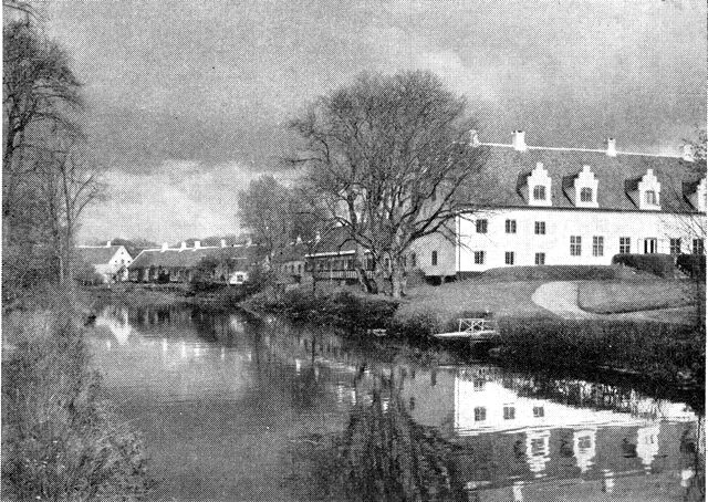 (Foto). Birkelse. Fotograferet før kvistene på hovedbygningen (til højre) fjernedes 1960.