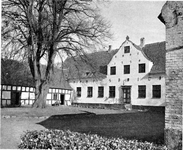 (Foto). Gammel Vrå. Hovedbygningen set fra gården.