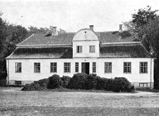 (Foto). Postgården. Hovedbygningen, opført 1804.