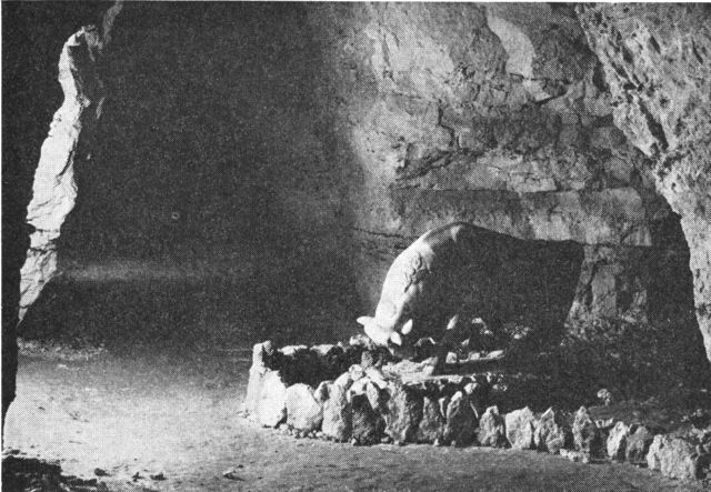 (Foto). Fra Tinbæk kalkminer.Til højre Anders Bundgaards gibsmodel af Cimbrertyren (sml. side 866).