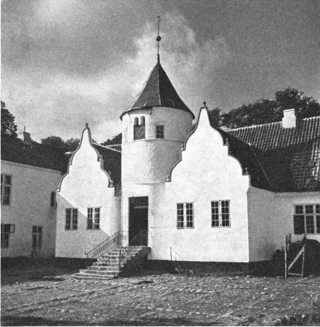 (Foto). Randrup. Parti af hovedbygningens gårdside med tårn (ca. 1570) og karnapper (fra før 1735).