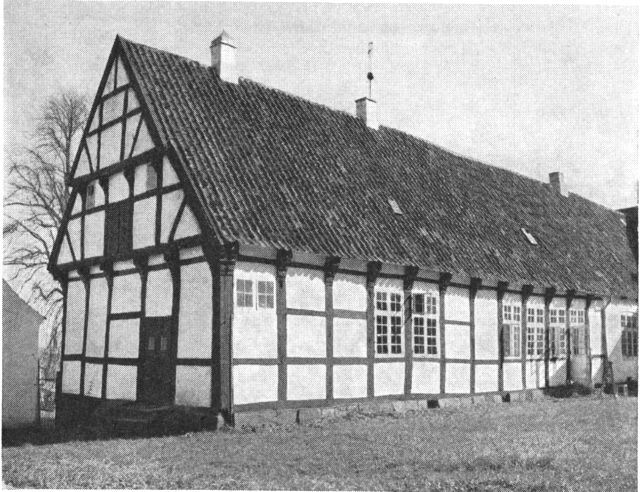 (Foto). Randrup. Nordenden af hovedbygningens vestfløj (ca. 1550).