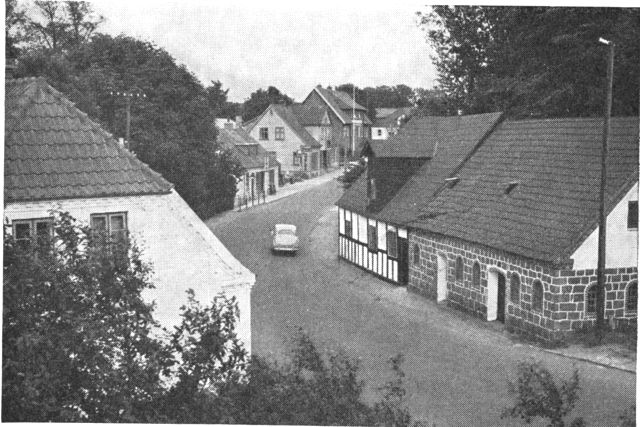 (Foto). Hovedgaden i Terndrup (Ålborg-Hadsund landevej) med vandmøllens bygninger til højre.