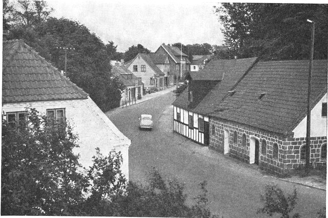 (Foto). Hovedgaden i Terndrup (Ålborg-Hadsund landevej) med vandmøllens bygninger til højre.