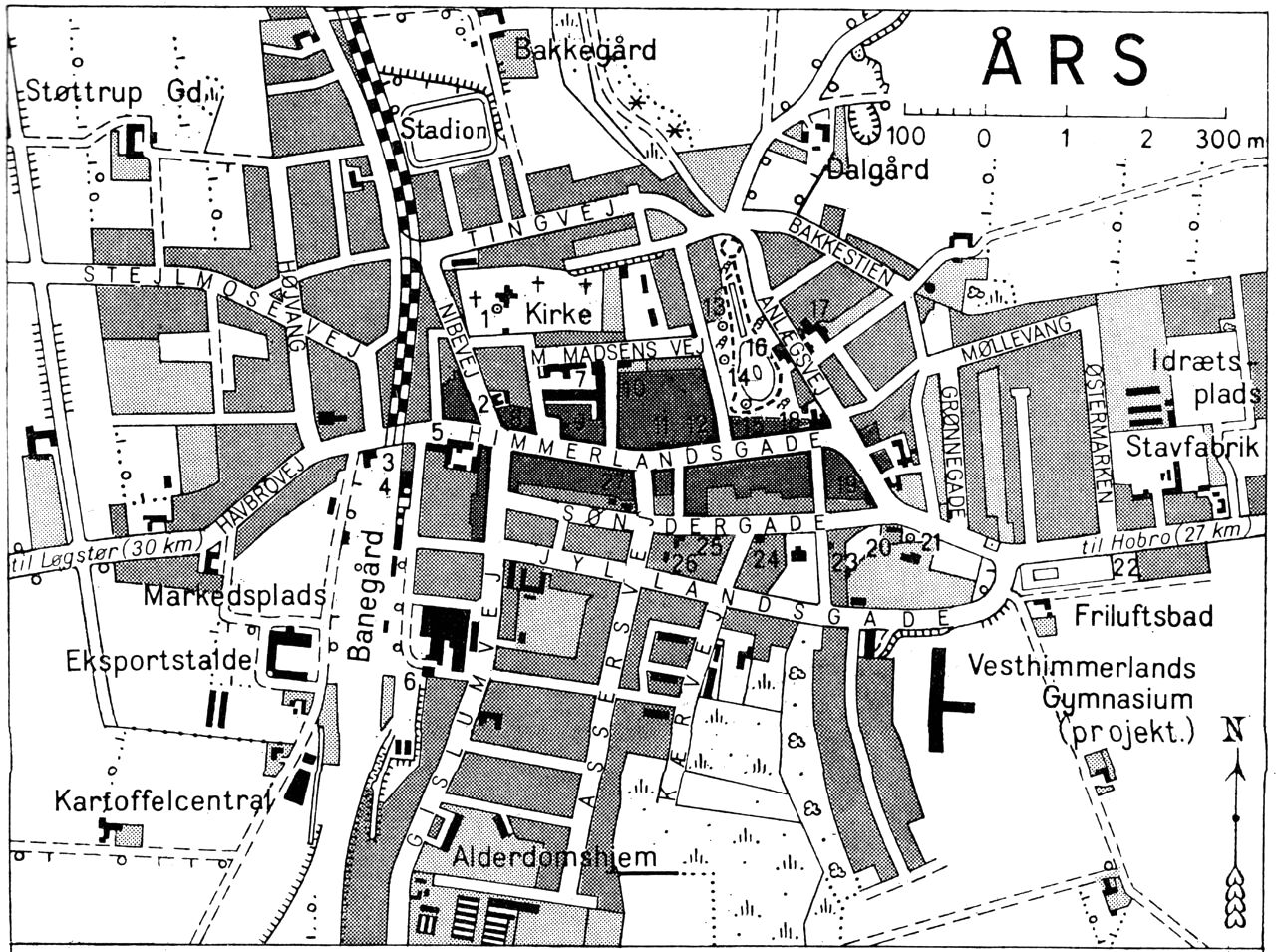 (Kort). 1 Runesten2 Mejeriet Himmerland3 Rutebilstation4 Posthus og telegrafstation5 Års Hotel6 Andelsslagteri7 Kommuneskole8 Falcks Redningskorps. Brandstation9 Års Apotek10 Frisørfagskole11 Sparekassen for Års og omegn12 Banken for Års og omegn13 Mindestøtte (folketingsmand Anders Thomsen)14 Mindesten (lærer M. Møller Madsen)15 Mindesten (isenkræmmer C. C. Christensen)16 Pavillon17 Jysk Fjerkræslagteri A/S18 Års Andelsmejeri19 Hotel Himmerland20 Museum21 Mindesten (Års bys udskiftning af Fællesskabet)22 Campingplads23 Børnehave24 Teknisk Skole. Handelsskole25 Tinghus. Politi- og kommunekontor26 Bibliotek27 Års Borger- og HåndværkerstiftelseG.E.C. Gads ForlagRevideret 1960. Geodætisk Institut Eneret