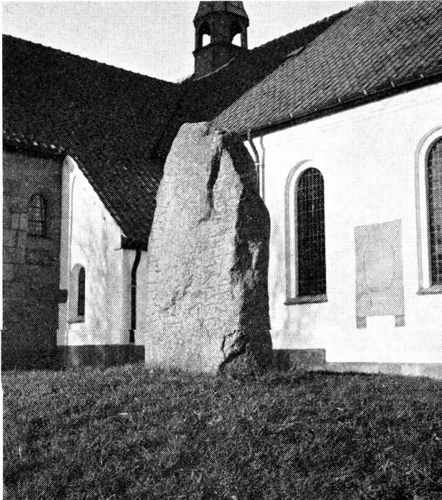 (Foto). Runestenen ved Års kirke.