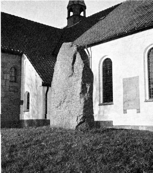 (Foto). Runestenen ved Års kirke.