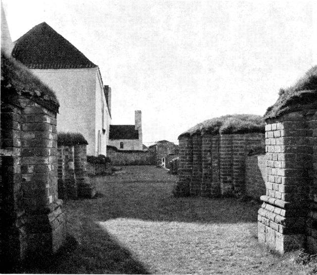 (Foto). Ruiner af Vitskøl klosterkirke set mod vest fra den søndre koromgang. Til venstre en del af den nuværende nordfløj.