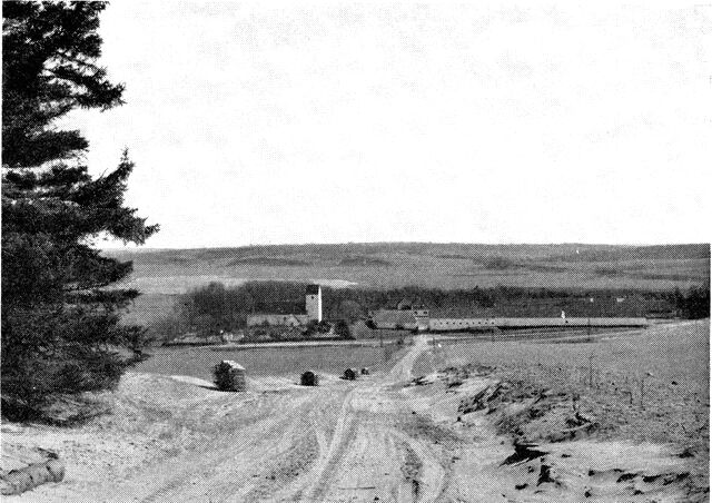 (Foto). Udsigt mod syd mod Sebber kirke og Sebberkloster fra bakkedraget ved Sebber Trehøje.