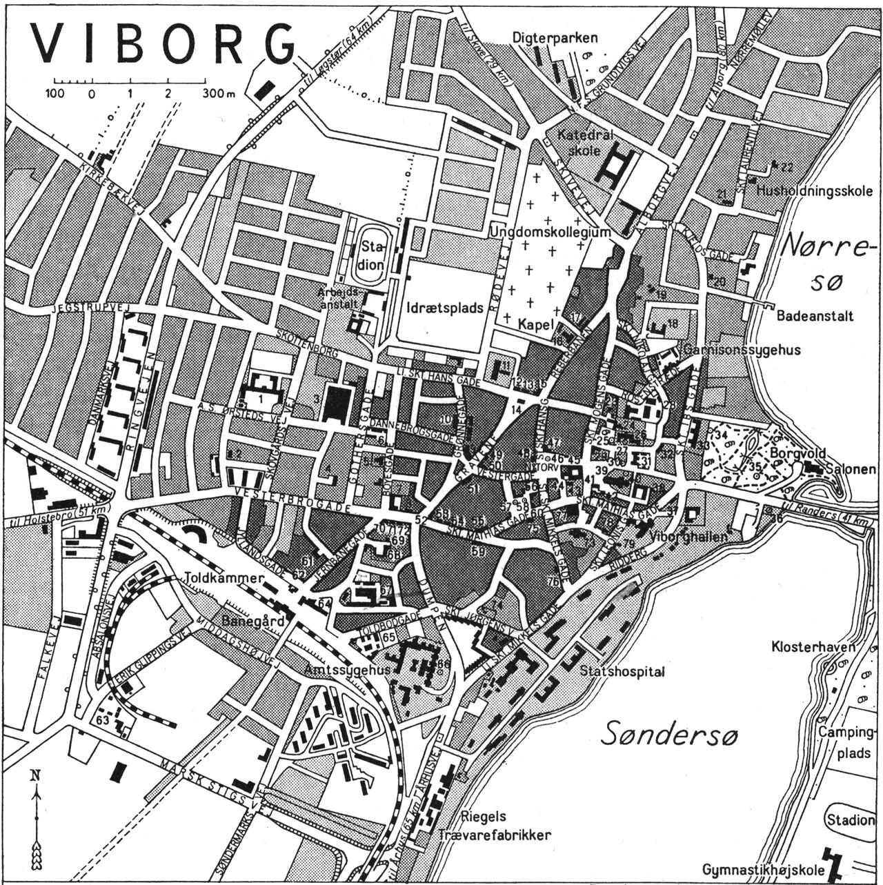 (Kort). 1 Vestre Borgerskole Børnebibliotek2 Adventskirke3 Asanigården4 Falcks Redningskorps5 Hans Tausens Hus6 Andelsmejeri7 Kreditforeningen8 Missionshotel9 Viborg Teater10 Badeanstalt11 Landsarkiv12 Brandstation13 Politigården14 Gamle Vagt15 Højskolehjemmet16 Teknisk Skole17 Håndværkerforeningens Stiftelse18 Statshospitalets Plejehjem19 Ungdomsskole20 Børneoptagelseshjem21 Viborg Handelstands Stiftelse22 Nørrehusskolen23 Asylet24 Gråbrødre Kloster25 Hans Tausens Minde26 Vestre Landsret27 Mindestøtte (A. S. Ørsted)28 Østre Borgerskole29 Statsadvokaturen30 Mindesten (Jyske Lov)31 Rådhus. Arresthus32 Skovgaard Museum33 De gamles Hjem34 Mindestøtte (St. St. Blicher)35 Mindesten (Erik Ejegod)36 Mindestøtte (C. J. Brostrøm)37 Baptistmenighed38 Bispegården39 Domkirken40 Mindesten (Nørrejyske Stænders Møde)41 Museum42 Stiftsmuseum. Turistbureau43 Latinerhaven44 Centralbibliotek45 Administrationsbygning46 Skt. Kjelds Brønd47 Stiftamtmandsbolig48 Svaneapoteket49 Koustrups Hotel50 Andelsbanken51 Afholdshotellet52 Privatbank for Viborg & omegn53 Posthus, telegrafstation. Dommerkontorer54 Hotel Phønix55 Preislers Hotel56 Det danske Hedeselskab57 Statue (G. Morville)58 Statue (Chr. D. Lüttichau)59 Handelsbanken60 Løveapoteket61 Zoneredningskorpset62 Jernbanehotel63 Colas Vejmateriale64 Rutebilstation65 Offentlig Slagtehus66 Mindesten (stiftsfysikus Heiberg)67 Andelsslagteri68 Viborg private Realskole69 Frimurerloge70 Højskolehotel71 Skt. Mathias Apotek72 Odd-Fellow Loge73 Søndre Sogns kirke74 Amtstue75 Viborg Bys og omegns Sparekasse76 Bryggeriet Odin77 Håndværkerforeningen78 Domprovstegård79 Skt. Kjelds KapelG. E. C. Gads ForlagRevideret 1960. Geodætisk Institut Eneret