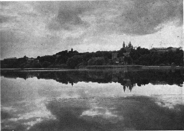 (Foto). Viborg set fra østbredden af Søndersø. Til højre ses domkirken, til venstre for billedets midte tårnet på Søndre sogns kirke.