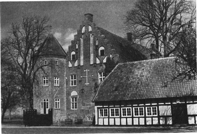 (Foto). Krabbesholm. Hovedfløjens vestgavl med hjørnetårnet og den vestre bindingsværksfløj.