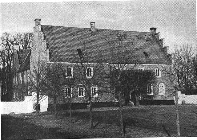 (Foto). Østergårds hovedbygning set fra syd.