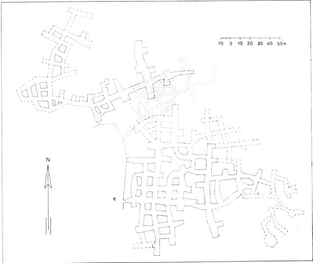 (tegning). Plan af de underjordiske kalkgruber ved Mønsted. Ved e indgangen fra det åbne kalkbrud. Med prikkede linjer angives en del af de ældre (middelalderlige?) gange, der delvis ligger højere end de nyere. Planen er tegnet 1933 – minegangsystemet er siden yderligere udvidet.