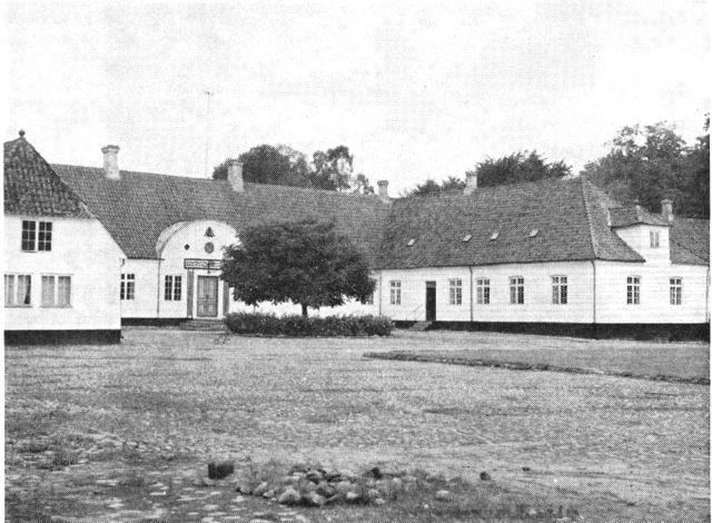 (Foto). Hovedbygningen på Viskum set fra sydøst fra gården.