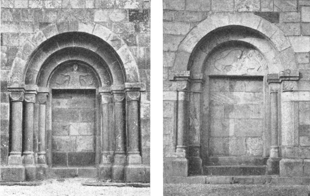 (Foto). Vinderslev kirkes to portaler.Til venstre nordportalen, til højre sydportalen.