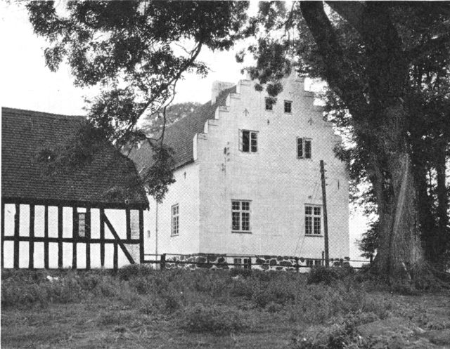 (Foto). Vinderslevholms hovedbygning set fra nord fra søbredden.