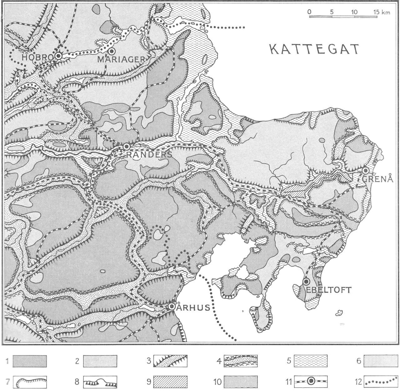 (Kort). 1. Ungt morænelandskab, overvejende lerbund. 2. Ungt morænelandskab, overvejende sandbund. 3. Tunneldal. 4. Smeltevandsdal. 5. Maritimt forland. Strandvoldssletter, afspærringsforland og egentlig hævet havbund fra stenalderen. 6. Indsande, flyvesandsterræn. 7. Stenalderhavets højeste kystklinter. 8. Større kystklinter. 9. Inddæmmet areal. 10. Hedeslette med fladekarakter. 11. Købstad og jernbanelinie. 12. Amtsgrænse.Efter Geodætisk Instituts skolevægkort 1:250.000 og Atlas over Danmark 1:750.000.Redaktion: Axel Schou.