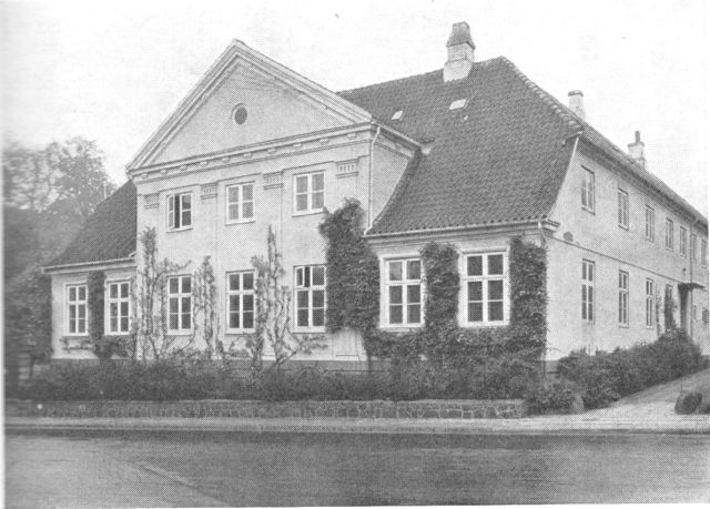 (Foto). Amtmandsboligen, Udbyhøjvej 1. Opført 1828.