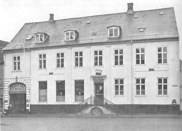 (Foto). Svaneapoteket, Middelgade 2. Opført 1802.