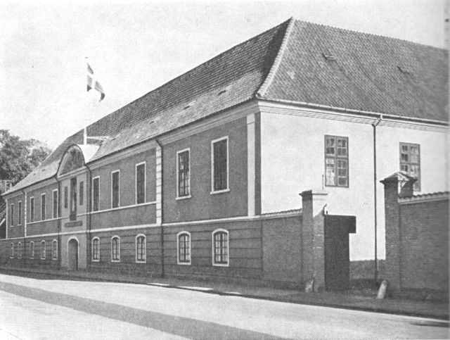 (Foto). Nørrejyllands Tøjhus, Udbyhøjvej 30. Opført 1801–05.