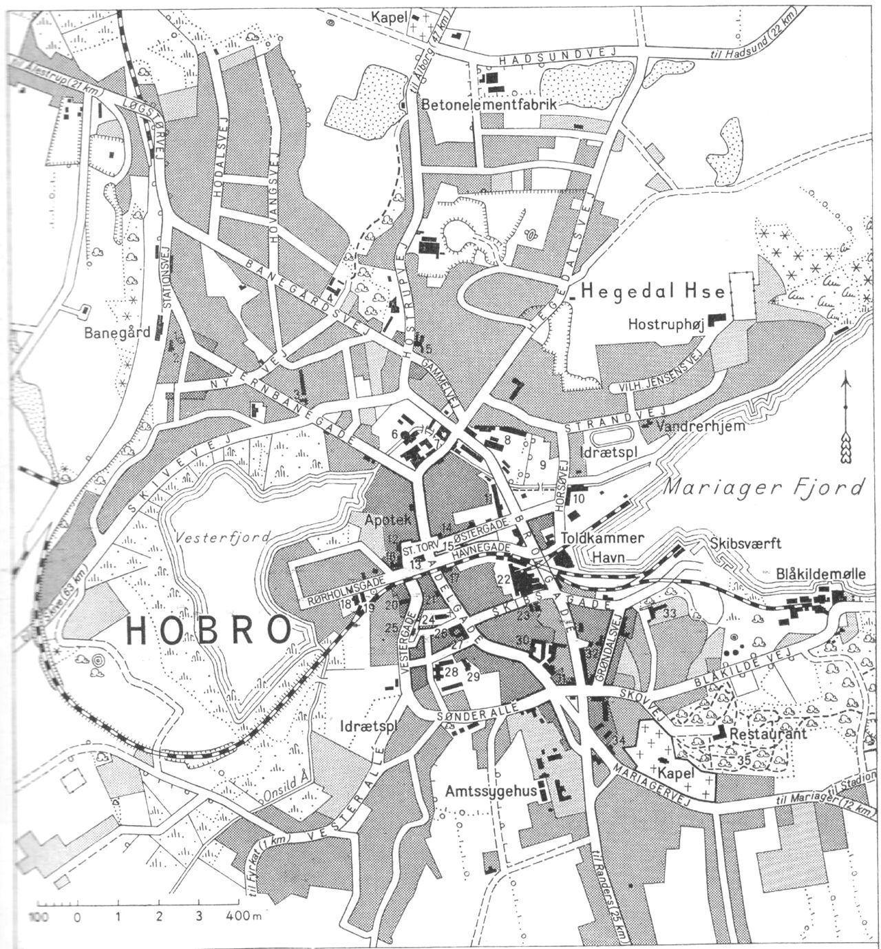 (Kort). 1 Mindesten (redaktør Fr. Aubeck)2 Karmel (hvilehjem)3 Børnehave (Red Barnet)4 Nordre Skole5 Andelsmejeri6 De danske Spritfabrikker7 Garvergården8 Tømmerhandel9 Campingplads10 Markedshal11 Rutebilstation12 Centralbibliotek13 Diskonto- og Landbobanken14 Spare- og lånekassen for Hobro og omegn15 Posthus og telegrafstation16 Borgerforening. Teater17 Hobro Bank18 Bade- og kuranstalt19 Administrationsbygning20 Missionshus. Ungdomsborg21 Landbosparekassen for Hobro og omegn22 Andelssvineslagteri23 Teknisk Skole24 Kirke25 Museum26 Grand Hotel27 Højskolehotellet28 Søndre Skole29 Andelsmejeri30 Arbejdernes Forsamlingshus31 Ting- og arresthus. Politi- og dommerkontor32 Zoneredningskorpset33 Alderdomshjem34 Falcks Redningskorps. Brandstation35 Hobro LystskovG.E.C. Gads ForlagRevideret 1960. Geodætisk Institut. Eneret