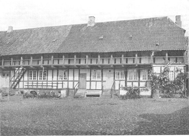 (Foto). Gammel købmandsgård. Kirkegade 2–4. Set fra gården.Nu hjemsted for Mariager Museum.