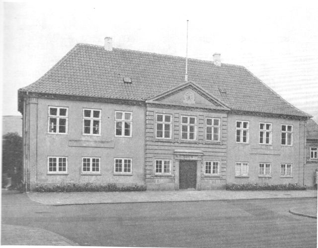 (Foto). Tinghuset, det gamle rådhus på Torvet. Opført 1805.