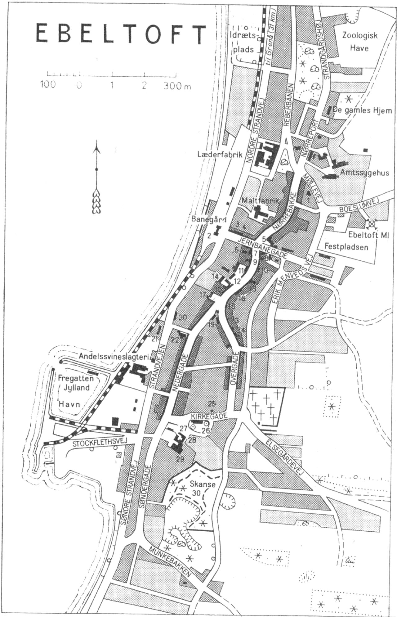 (Kort). 1 Brandstation2 Posthus og telegrafstation3 Jernbanehotellet4 Sparekassen for Ebeltoft by og omegn5 Hotel Ebeltoft6 Falcks Redningskorps7 Århus Privatbank8 Sigvardt Rasmussens Gård9 Den gamle Farvergård10 Landmandsbanken11 Borger- og realskole12 Vandrerhjem13 Kommunekontor14 Hotel Vigen15 Turistbureau16 Apotek17 Rådhus. Politistation18 Det gamle Rådhus19 Museum. Gl. Postlade20 Dommerkontor21 Toldkammer. Amtstue22 Andelsmejeri23 Børnehave24 Bibliotek25 Kirke26 Mindesten (Kommandørkaptajn Benstrup)27 Mindestøtte (Pastor N. J. Jensen og hustru)28 Hotel Skansen29 Ebeltofthallen30 LystanlægG.E.C. Gads ForlagRevideret 1960. Geodætisk Institut. Eneret