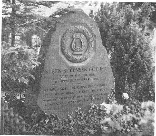 (Foto). Blichers grav på Spentrup kirkegård.