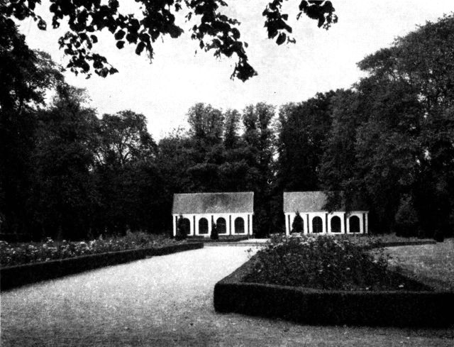 (Foto). Parti fra haven ved Gammel Estrup. I baggrunden orangeribygninger fra slutn. af 18. årh.