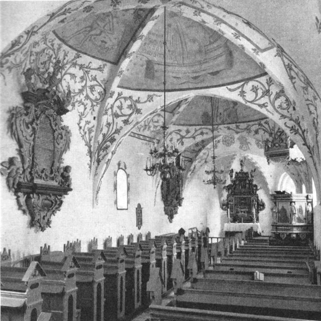 (Foto). Voldby kirke. Interiør med gotiske kalkmalerier.