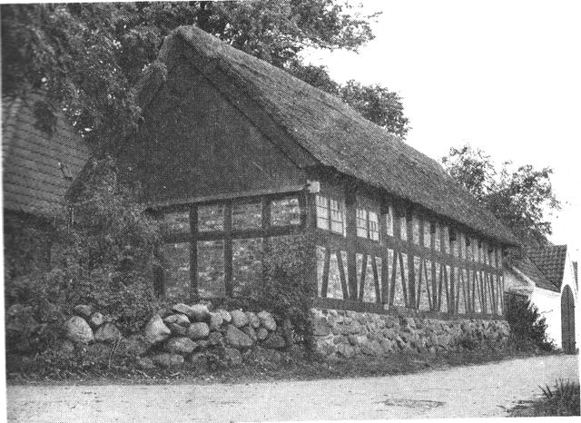 (Foto). Gammel bindingsværkslænge ved Feldballe præstegård.