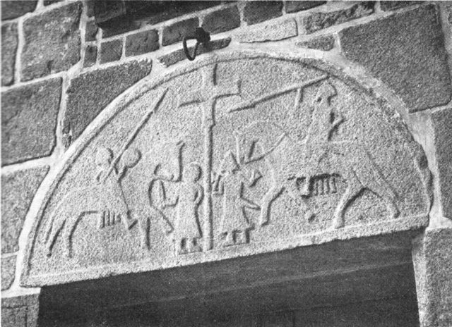 (Foto). Relief over tårnets vestportal i Nødager kirke.