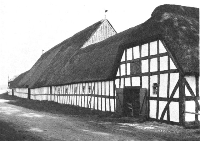 (Foto). Ladegårdsbygninger på Lyngsbækgård. Opført 1776.