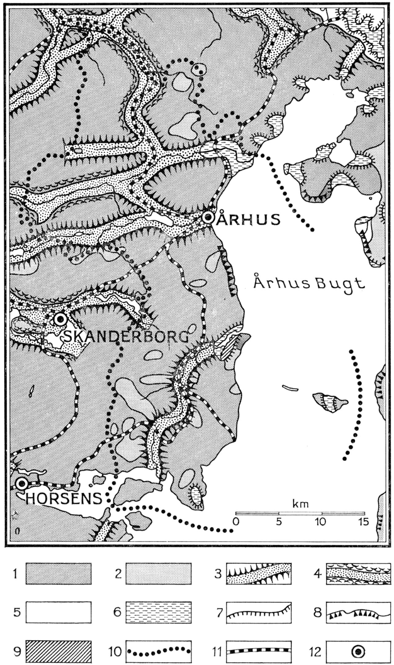 (Kort). 1. Ungt morænelandskab, overvejende lerbund. 2. Ungt morænelandskab, overvejende sandbund. 3. Tunneldal. 4. Smeltevandsdal. 5. Hedeslette (i landarealet). 6. Marint forland. 7. Stenalderhavets højeste kystlinie. 8. Større kystklinter. 9. Inddæmmet areal. 10. Amtsgrænse. 11. Jernbanelinie. 12. Købstad.Efter Geodætisk Instituts skolevægkort 1:250.000 og Atlas over Danmark 1:750.000. Redaktion: Axel Schou.