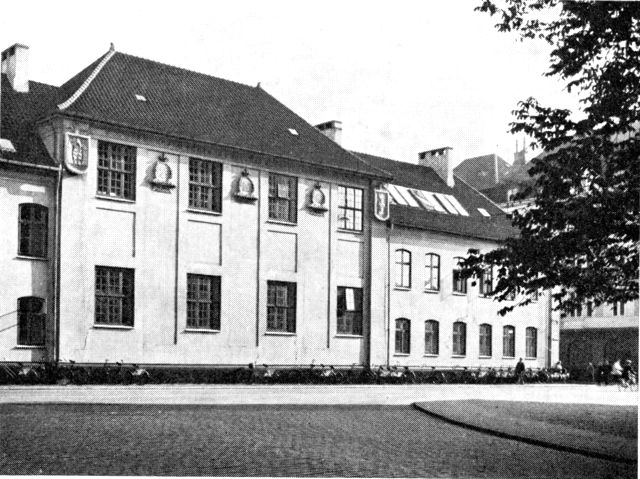 (Foto). Århus Katedralskoles gamle bygning. Set fra domkirken.