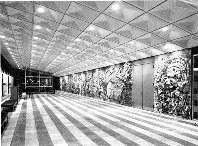 (Foto). Forhallen i Århus Statsgymnasium. På væggen til højre maleren Asger Jorns keramiske relief.