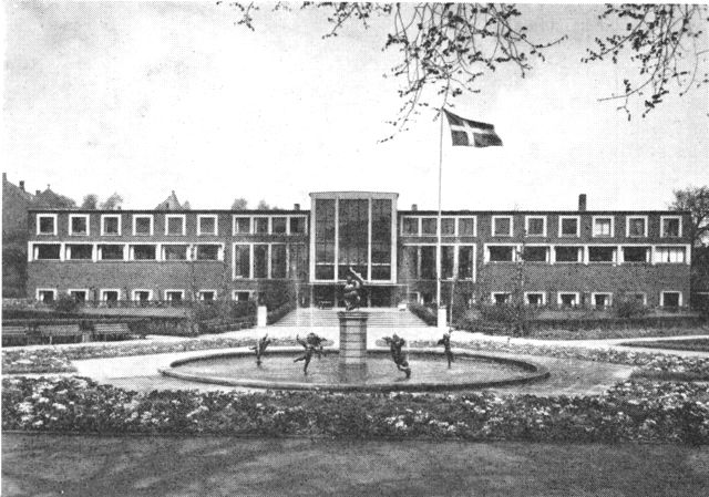 (Foto). Århus kommunes hovedbibliotek i Mølleparken. Opført 1931–34.