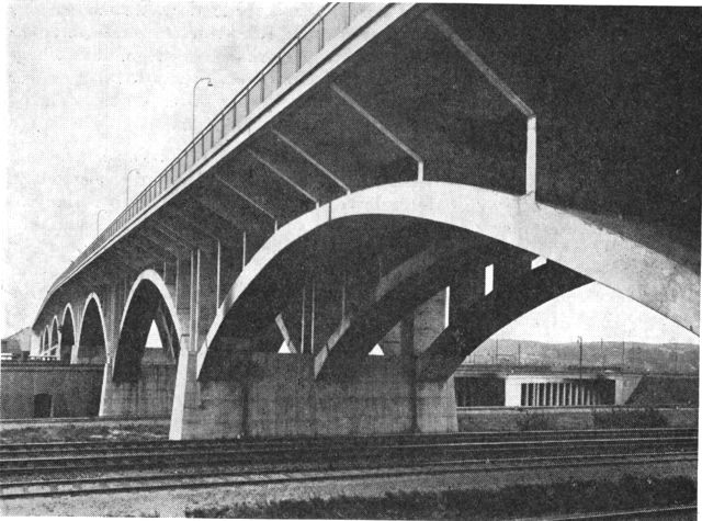 (Foto). Ringgadebroen. Opført 1936–38.