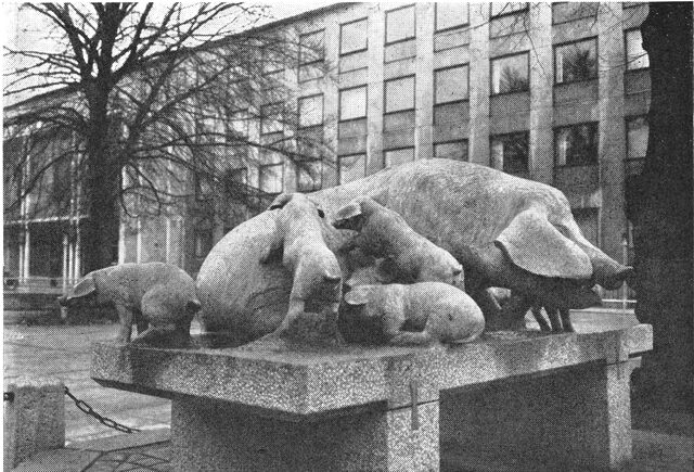 (Foto). »Grisebrønden« på rådhuspladsen i Århus. Udført af Mogens Bøggild.