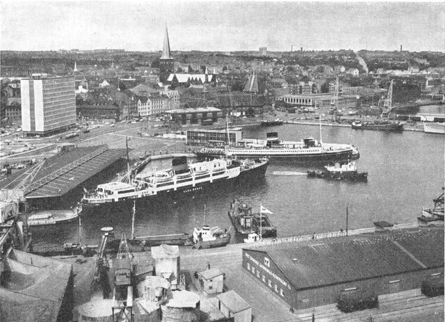 (Foto). Parti af Århus havn. I baggr. B. P.-huset og domkirken.