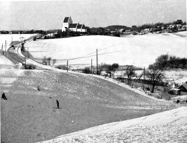 (Foto). Frederikskirken i Skåde bakker.