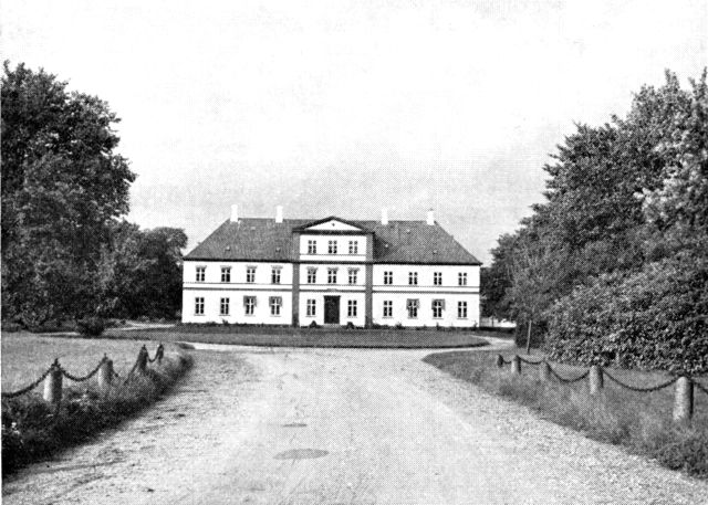 (Foto). Vilhelmsborg. Hovedbygningen. Opført 1842–44.