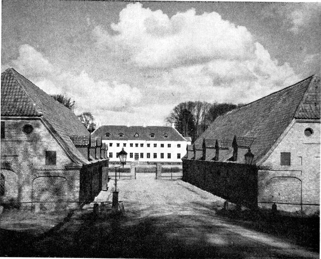 (Foto). Moesgård. Hovedbygningen opført 1780–84. Avlsbygningerne i forgrunden er fra 1921.