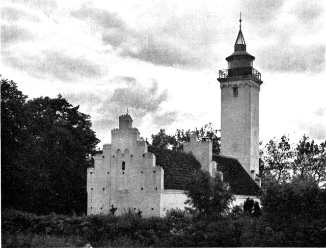 (Foto). Tunø kirke set fra nordøst. Tårnets overdel er indrettet som fyrtårn.