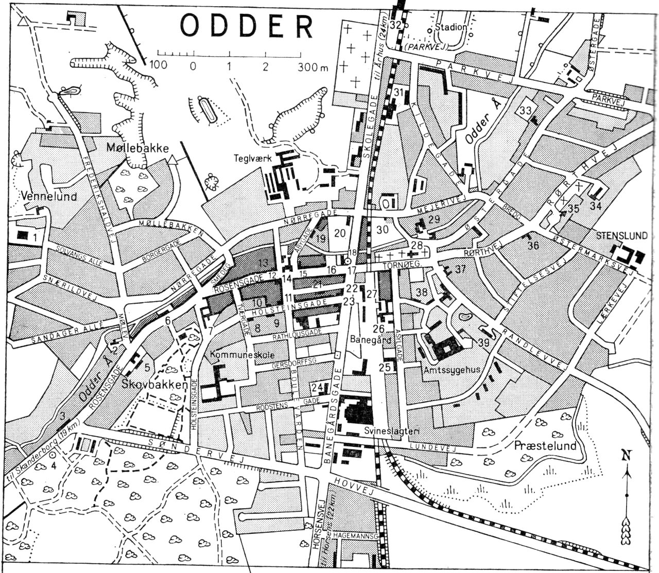 (Kort). 1 Betonvarefabrik2 Museum3 Alderdomshjem4 Mindesten (von Holstein-Rathlou)5 Realskole (privat)6 Hotel Phønix7 Bryggeri8 Børnehjem9 Kommunekontor10 Dommerkontor11 Århus Privatbank12 Turistbureau13 Odder Landbobank14 Centralhotellet. Teatersal15 Apotek16 Røde Kors Børnehave17 Politikontor. Ting- og arresthus18 Mindestøtte (Frederik VII)19 Zoneredningskorpset20 Bibliotek21 Barnevognsfabrik22 Hads Herreds Spare- og lånekasse23 Jernbanehotellet24 Betonvarefabrik25 Krøluldsfabrik26 Konservesfabrik27 Posthus og telegrafstation28 Kirke29 Jysk Sænksmedie og Maskinfabrik30 Brandstation31 Tæppefabrik32 Koh - I - Noor33 Maskinfabrik34 Odder Højskole. Østjysk Ungdomsskole35 Valgmenighedskirke36 Kirkebakkens Friskole37 Odder Hvile- og rekreationshjem38 Århus Amts Plejehjem for kronisk syge39 Kancelliråd Andersen og Hustru’s StiftelseG.E.C. Gads ForlagRevideret 1961. Geodætisk Institut