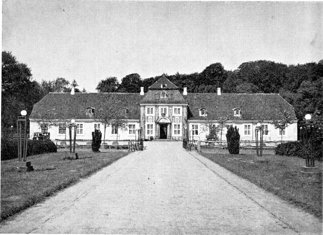 (Foto). Rathlousdal. Hovedbygningen, som blev nedrevet 1950.