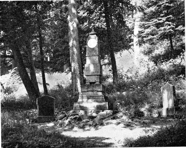 (Foto). Obelisk, udført af Johs. Wiedewelt 1783, i mindelunden ved Rathlousdal.