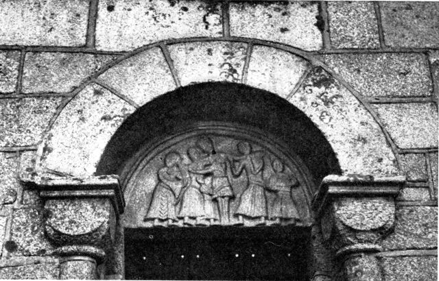 (Foto). Fra Gosmer kirke. Parti af præsteportal med relief af korsnedtagelsen.